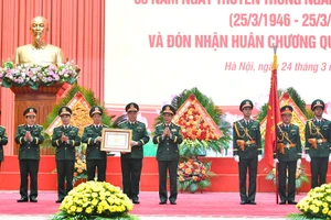 Thừa ủy quyền của Chủ tịch nước, Đại tướng Phan Văn Giang gắn và trao Huân chương Quân công hạng Nhì tặng Cục Tài chính.