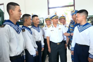 Chuẩn Đô đốc Nguyễn Anh Tuấn, Tư lệnh Vùng 4 Hải quân thăm động viên chiến sĩ mới tại Trung tâm Huấn luyện.