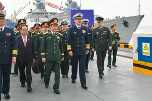 Đại tướng Phan Văn Giang, Ủy viên Bộ Chính trị, Phó Bí thư Quân ủy Trung ương, Bộ trưởng Quốc phòng và Thượng tướng Đổng Quân, Bộ trưởng Quốc phòng Trung Quốc tham dự Lễ khởi hành Tuần tra liên hợp, Huấn luyện liên hợp trên vùng biển Vịnh Bắc Bộ giữa Hải quân hai nước tại Cảng Phòng Thành (Trung Quốc).