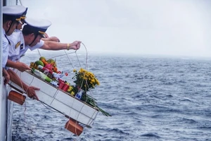 Thả hoa tưởng niệm 64 Liệt sĩ bảo vệ đảo Gạc Ma.