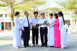 Giáo viên, học sinh được báo cáo viên Học viện Hải quân trực tiếp trao đổi, thông tin về biển, đảo Việt Nam và môi trường học tập trong Quân đội.