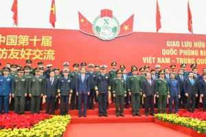 Đại tướng Phan Văn Giang, Ủy viên Bộ Chính trị, Phó Bí thư Quân ủy Trung ương, Bộ trưởng Quốc phòng cùng Đoàn đại biểu Quốc phòng Việt Nam và Thượng tướng Đổng Quân, Bộ trưởng Quốc phòng nước Cộng hòa Nhân dân Trung Hoa và Đoàn đại biểu Trung Quốc. 