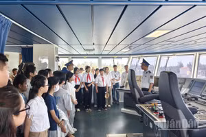Các em học sinh tham quan tàu Cảnh sát biển tại Bộ Tư lệnh Vùng Cảnh sát biển. (Ảnh: ĐỨC TĨNH)