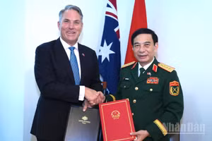 Đại tướng Phan Văn Giang và Phó Thủ tướng, Bộ trưởng Richard Marles ký kết cập nhật Tuyên bố Tầm nhìn chung về thúc đẩy hợp tác quốc phòng giữa Bộ Quốc phòng hai nước. (Ảnh: THU TRANG)