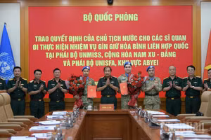 Thượng tướng Phùng Sĩ Tấn cùng các đại biểu tại buổi lễ.