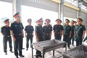 Đoàn công tác Tổng cục Hậu cần-Kỹ thuật kiểm tra trạm bảo dưỡng sửa chữa tổng hợp tại Khu kỹ thuật của Trung đoàn 48, Sư đoàn 320, Quân đoàn 34. (Ảnh: QUỲNH HƯƠNG)
