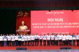 Lãnh đạo tỉnh Hưng Yên trao bằng khen cho các tập thể có thành tích xuất sắc trong triển khai thực hiện sắp xếp, vận hành bộ máy của hệ thống chính trị và chính quyền địa phương 2 cấp. 