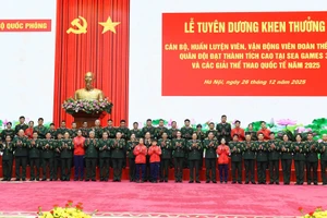 Lãnh đạo Bộ Quốc phòng cùng các huấn luyện viên, vận động viên tại buổi lễ.