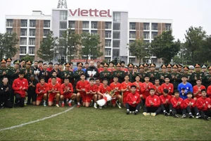 Đại tướng Phan Văn Giang, Ủy viên Bộ Chính trị, Phó Bí thư Quân ủy Trung ương, Bộ trưởng Quốc phòng cùng các Thủ trưởng Bộ Quốc phòng chụp ảnh với các thành viên Câu lạc bộ bóng đá Thể Công-Viettel. 