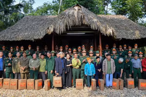 Đoàn công tác đã trao quà tặng Hội Cựu chiến binh xã Định Hóa và trao quà tặng 80 gia đình chính sách, gia đình có công trong công tác bảo vệ, chăm sóc các khu di tích lịch sử.