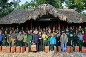 Đoàn công tác đã trao quà tặng Hội Cựu chiến binh xã Định Hóa và trao quà tặng 80 gia đình chính sách, gia đình có công trong công tác bảo vệ, chăm sóc các khu di tích lịch sử.