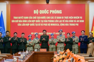 Thượng tướng Nguyễn Trường Thắng cùng lãnh đạo Cục Gìn giữ hòa bình Việt Nam và các sĩ quan nhận quyết định chụp ảnh lưu niệm.