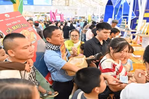 Không khí mua sắm nhộn nhịp tại Hội chợ Mùa Thu 2025.