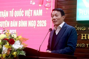 Đại tướng Lương Tam Quang, Ủy viên Bộ Chính trị, Bộ trưởng Công an phát biểu, trao quà cho hộ nghèo, hộ cận nghèo, người có hoàn cảnh khó khăn, cán bộ, người lao động trên địa bàn tỉnh Hưng Yên.