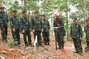 Trung tướng Phạm Đức Duyên kiểm tra công tác rà phá tại thực địa và tặng quà động viên các lực lượng.