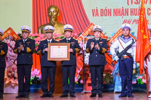 Phó Đô đốc Trần Thanh Nghiêm, Ủy viên Trung ương Đảng, Tư lệnh Quân chủng Hải quân trao Huân chương bảo vệ Tổ quốc hạng Nhất tặng Lữ đoàn.
