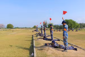 Thực hành bắn bài 1 súng tiểu liên AK.