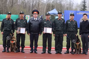 Đội tuyển Cảnh sát cơ động Việt Nam giành giải Ba đồng đội. 
