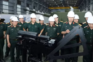 Thượng tướng Phạm Hoài Nam kiểm tra tiến độ nghiên cứu, chế tạo xe tăng hạng nhẹ T-1 tại Nhà máy Z125.