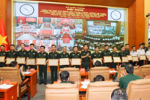 Thượng tướng Nguyễn Văn Gấu trao Bằng khen của Bộ Quốc phòng tặng các tập thể, cá nhân có thành tích tiêu biểu trong thực hiện đợt cao điểm.