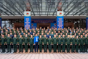 Lãnh đạo Bộ Quốc phòng, các đại biểu cùng đại diện các gương mặt trẻ tiêu biểu, triển vọng toàn quân năm 2025.