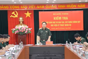 Đại tướng Nguyễn Tân Cương chủ trì buổi kiểm tra. 