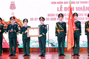 Đại tướng Phan Văn Giang trao Huân chương Chiến công hạng Nhất tặng Viện Kiểm sát quân sự Trung ương.