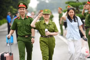 Các chiến sĩ nhí đến Trại hè.