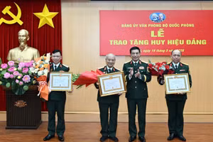 Đại tướng Phan Văn Giang trao tặng Huy hiệu 70 năm tuổi Đảng cho Đại tướng Phạm Văn Trà, nguyên Ủy viên Bộ Chính trị, nguyên Bộ trưởng Quốc phòng; Huy hiệu 40 năm tuổi Đảng cho Thiếu tướng Nguyễn Văn Chính, Phó Chánh Văn phòng Bộ Quốc phòng và Huy hiệu 30 năm tuổi Đảng cho Đại tá Lê Trung Kiên, Phó Tổng Biên tập Cổng Thông tin Điện tử Bộ Quốc phòng.