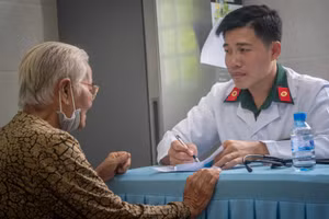 Y, bác sĩ tư vấn sức khỏe cho nhân dân.