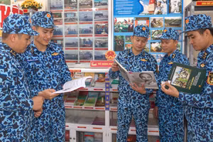 Thủy thủ tàu ngầm tích cực nghiên cứu, học tập và làm theo Bác.