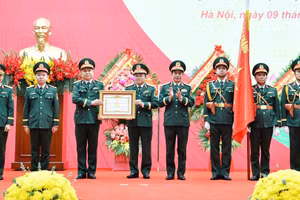 Phó Thủ tướng Chính phủ, Bộ trưởng Quốc phòng Phan Văn Giang trao danh hiệu Anh hùng lực lượng vũ trang nhân dân cho Cục 16.