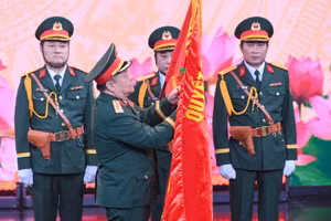 Đại tướng Nguyễn Trọng Nghĩa, Ủy viên Bộ Chính trị, Bí thư Trung ương Đảng, Chủ nhiệm Tổng cục Chính trị Quân đội nhân dân Việt Nam, gắn Huân chương Bảo vệ Tổ quốc hạng Ba lên Quân kỳ Quyết thắng của Trung tâm Phát thanh-Truyền hình Quân đội.