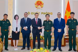 Đại tướng Phan Văn Giang cùng Đại sứ Algeria Azeddine Bechka và đoàn công tác tại buổi tiếp.