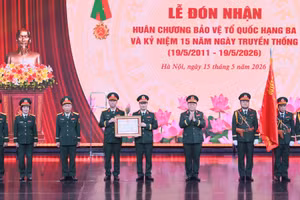 Đại tướng Nguyễn Trọng Nghĩa, Ủy viên Bộ Chính trị, Bí thư Trung ương Đảng, Chủ nhiệm Tổng cục Chính trị Quân đội nhân dân Việt Nam, trao Huân chương Bảo vệ Tổ quốc hạng Ba cho Trung tâm Phát thanh-Truyền hình Quân đội.
