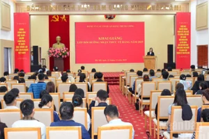 Quang cảnh buổi khai giảng. (Ảnh: PHẠM CƯỜNG)