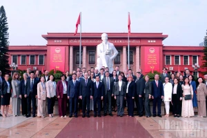 Các đại biểu chụp ảnh lưu niệm. (Ảnh: PHẠM CƯỜNG)