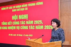 Đồng chí Nguyễn Thị Hoàng Vân, Phó Bí thư Đảng ủy, Trưởng ban Chỉ đạo 35 Đảng ủy các cơ quan Đảng Trung ương phát biểu tại hội nghị. (Ảnh: PHẠM CƯỜNG)