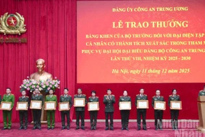 Đại tướng Lương Tam Quang, Ủy viên Bộ Chính trị, Bí thư Đảng ủy Công an Trung ương, Bộ trưởng Công an trao Bằng khen tặng các tập thể, có thành tích xuất sắc trong tham mưu, phục vụ Đại hội đại biểu Đảng bộ Công an Trung ương lần thứ VIII, nhiệm kỳ 2025-2030. (Ảnh: PHẠM CƯỜNG)