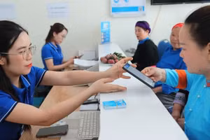 Nhân viên VinaPhone phục vụ khách xác thực thông tin tại điểm giao dịch VNPT Bắc Hà-Lào Cai.