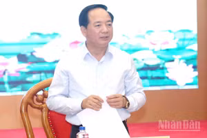 Đồng chí Trịnh Văn Quyết, Ủy viên Bộ Chính trị, Bí thư Trung ương Đảng, Trưởng Ban Tuyên giáo và Dân vận Trung ương phát biểu chỉ đạo tại buổi làm việc.