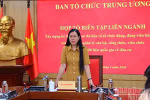 Đồng chí Bùi Thị Quỳnh Vân, Ủy viên Trung ương Đảng, Phó Trưởng ban Tổ chức Trung ương phát biểu tại cuộc họp. (Ảnh PHẠM CƯỜNG)