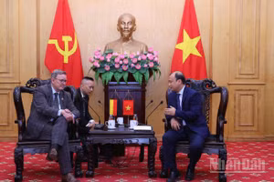 Đồng chí Lê Hải Bình, Ủy viên Trung ương Đảng, Phó Giám đốc Thường trực Học viện Chính trị quốc gia Hồ Chí Minh tiếp và làm việc với Phó Chủ tịch Quốc hội Liên bang Đức Bodo Ramelow. (Ảnh: PHẠM CƯỜNG)