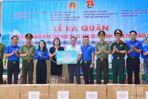 Đoàn Thanh niên các đơn vị trao biểu trưng tổng giá trị các phần quà trị giá cho xã Mường Quàng.