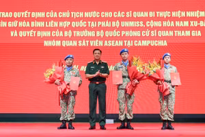 Thượng tướng Nguyễn Trường Thắng trao quyết định cho ba sĩ quan lên đường thực hiện nhiệm vụ tại Phái bộ Gìn giữ hòa bình Liên hợp quốc tại Nam Sudan (UNMISS).