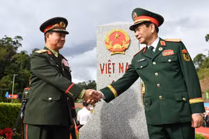 Đại tướng Phan Văn Giang và Đại tướng Khamliang Outhakaysone tại cột mốc 460.