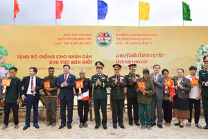 Đại tướng Phan Văn Giang và Đại tướng Khamliang Outhakaysone trao bò giống tặng các hộ dân của Lào ở khu vực biên giới.