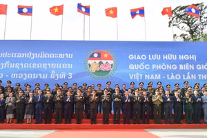 Đại tướng Phan Văn Giang và Đại tướng Khamliang Outhakaysone cùng các đại biểu 2 đoàn tại Cửa khẩu Thanh Thủy. 