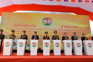 Hai Phó Thủ tướng, Bộ trưởng Quốc phòng và các đại biểu thực hiện nghi thức bấm nút khởi công công trình. 