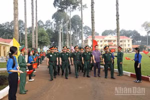 Đại biểu tham quan doanh trại Trung đoàn bộ binh 88, Sư đoàn 302 (Quân khu 7).